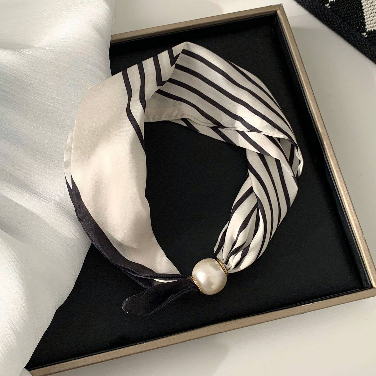 Vintage Print Pearl Magnetic Clasp Scarf