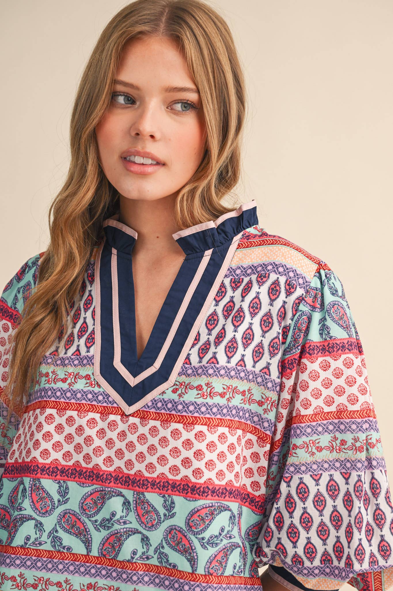 EXCLUSIVE PRINT BUBBLE SLEEVE V NECK TOP