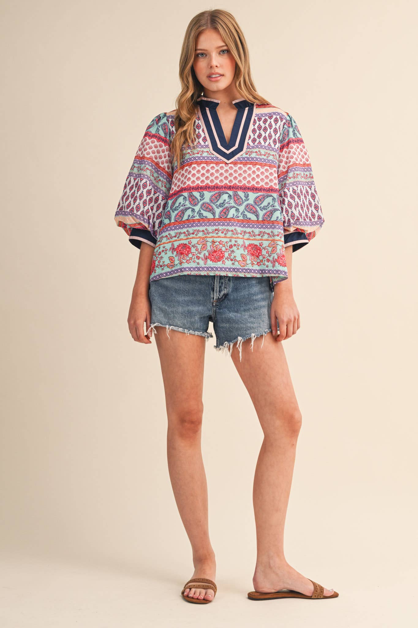 EXCLUSIVE PRINT BUBBLE SLEEVE V NECK TOP